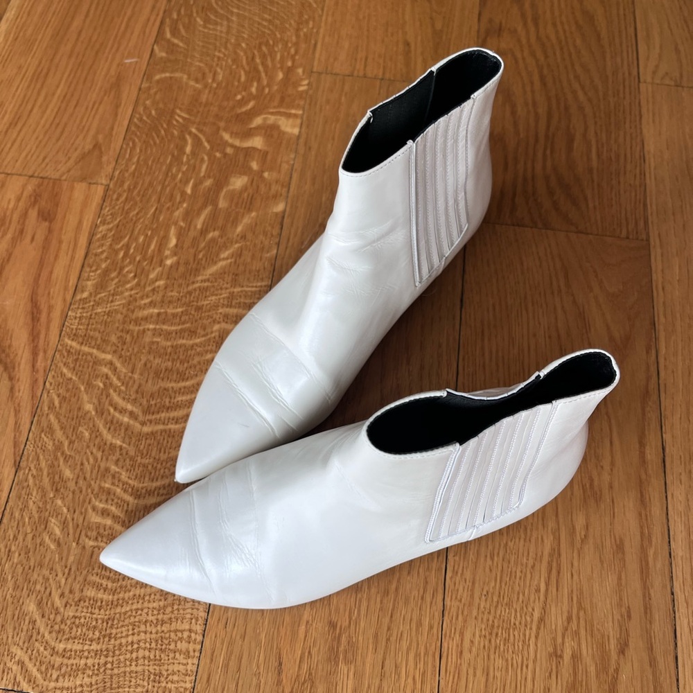 $1200 CELINE WHITE LEATHER KITTEN HEEL ANKLE BOOTS